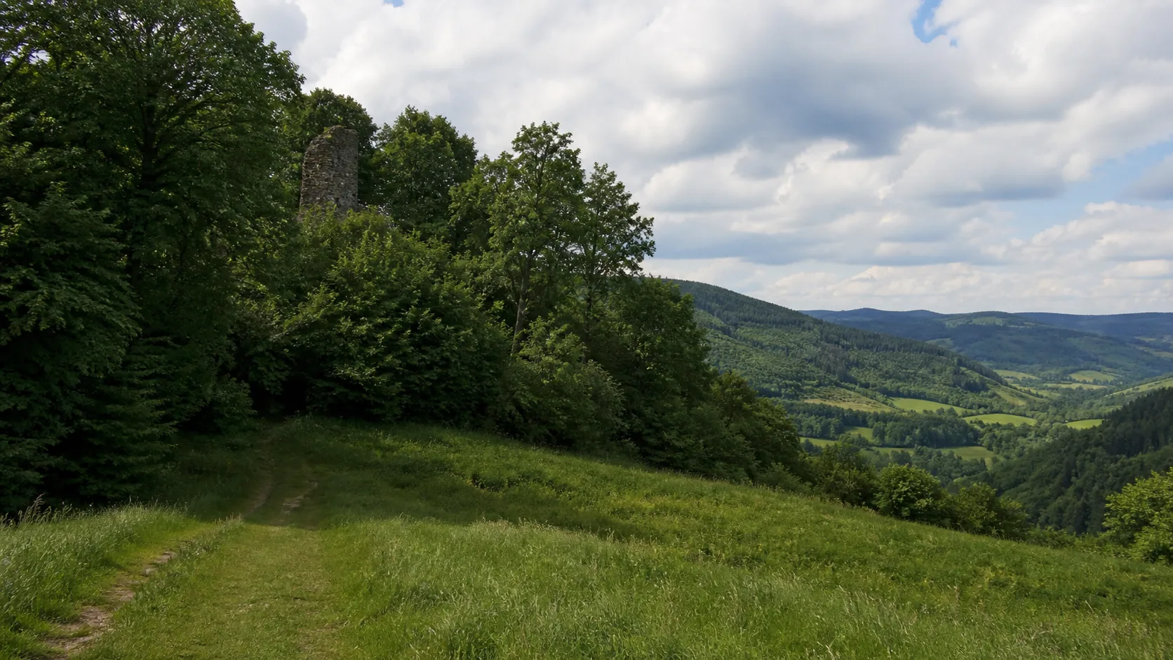 Hachen: Burgberg über dem Röhrtal bei Hachen