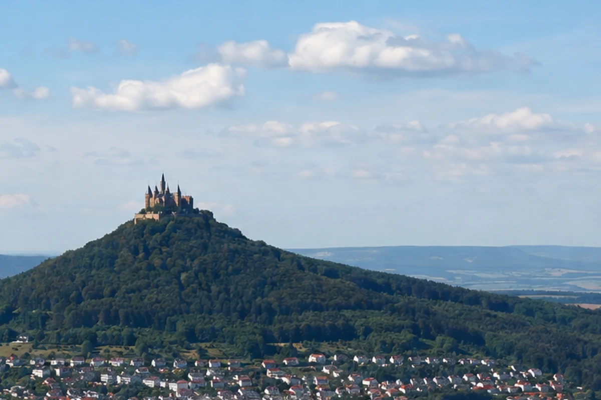 Beuren: Streuobstwiesen und Waldanstieg zum Dreifürstenstein