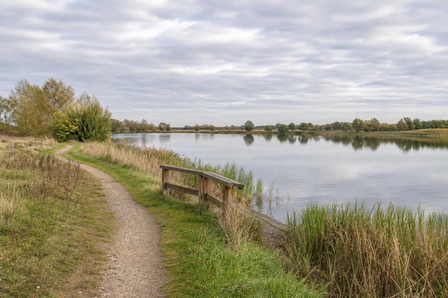 Heinsberg: Uferweg am Lago Laprello in Heinsberg