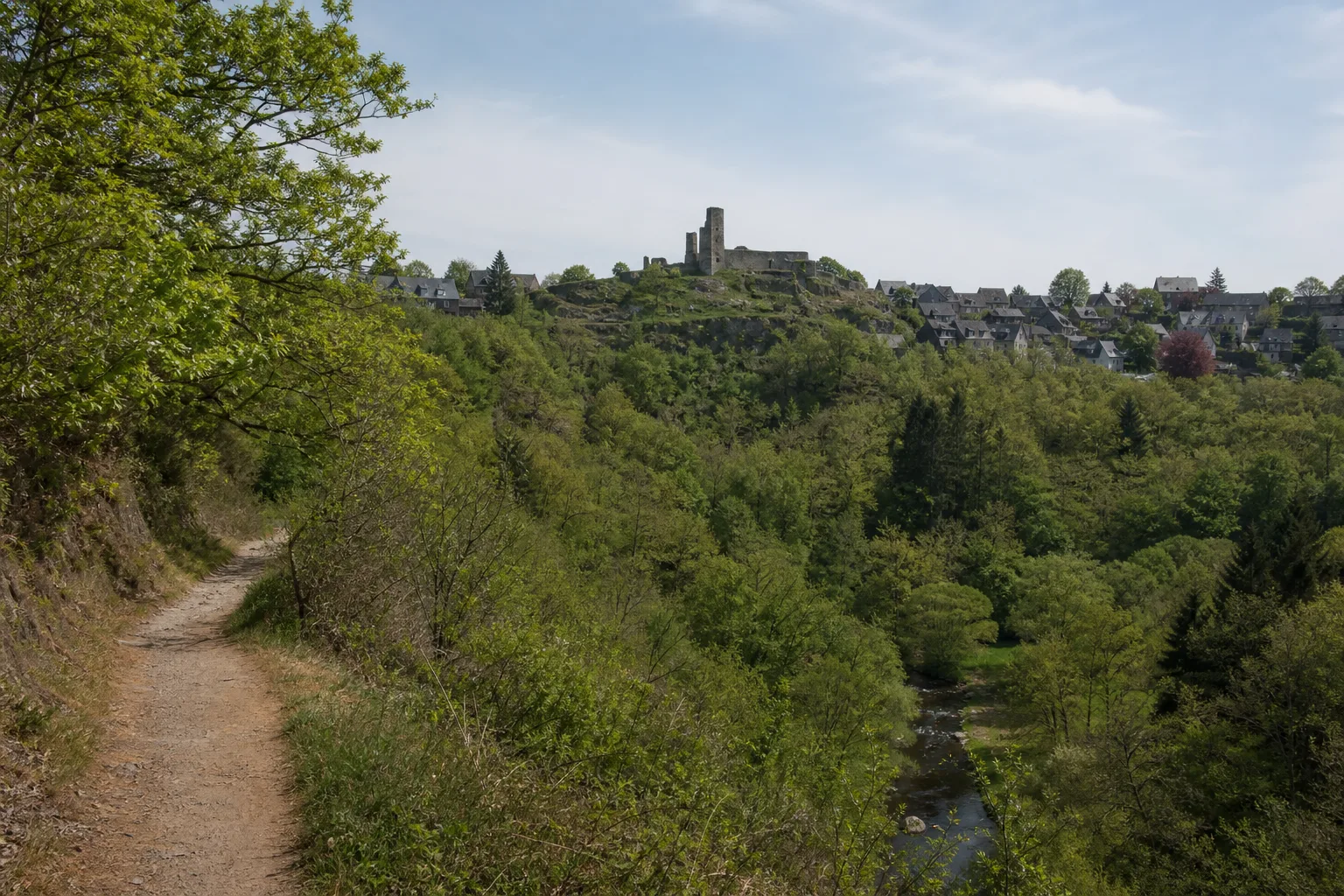 Waldweg mit Blick auf Reifferscheid bei Hellenthal