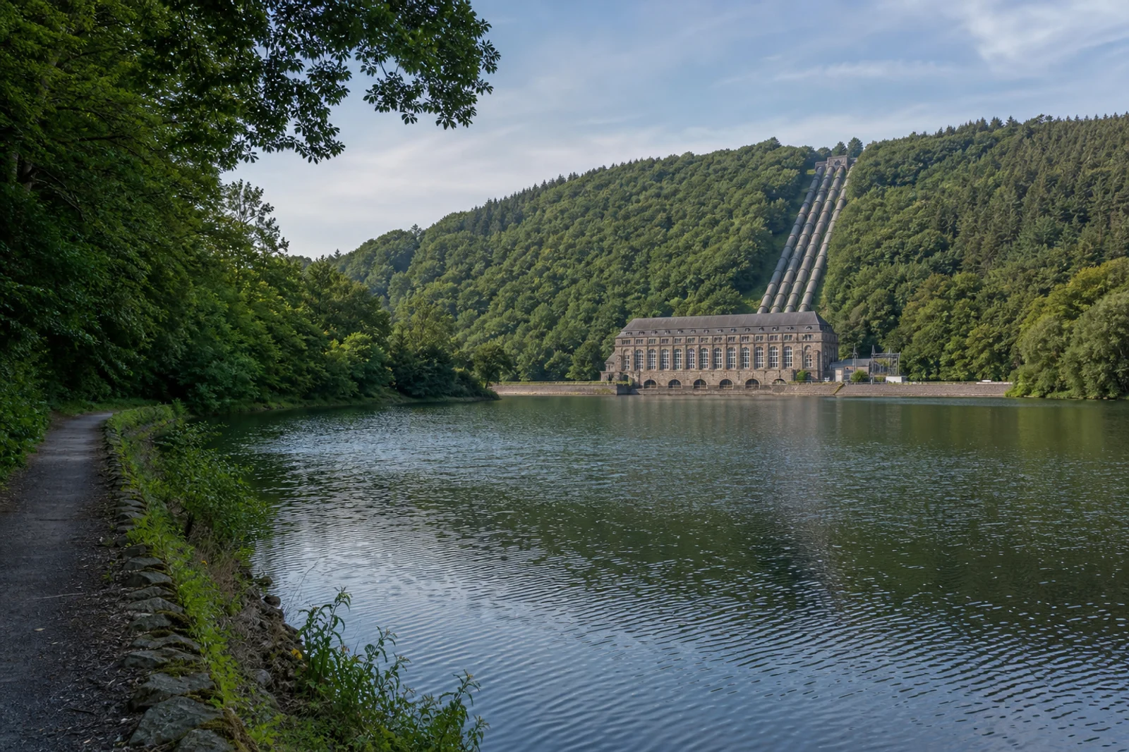 Herdecke: Hengsteysee unter bewaldeten Ardeyhöhen mit Koepchenwerk