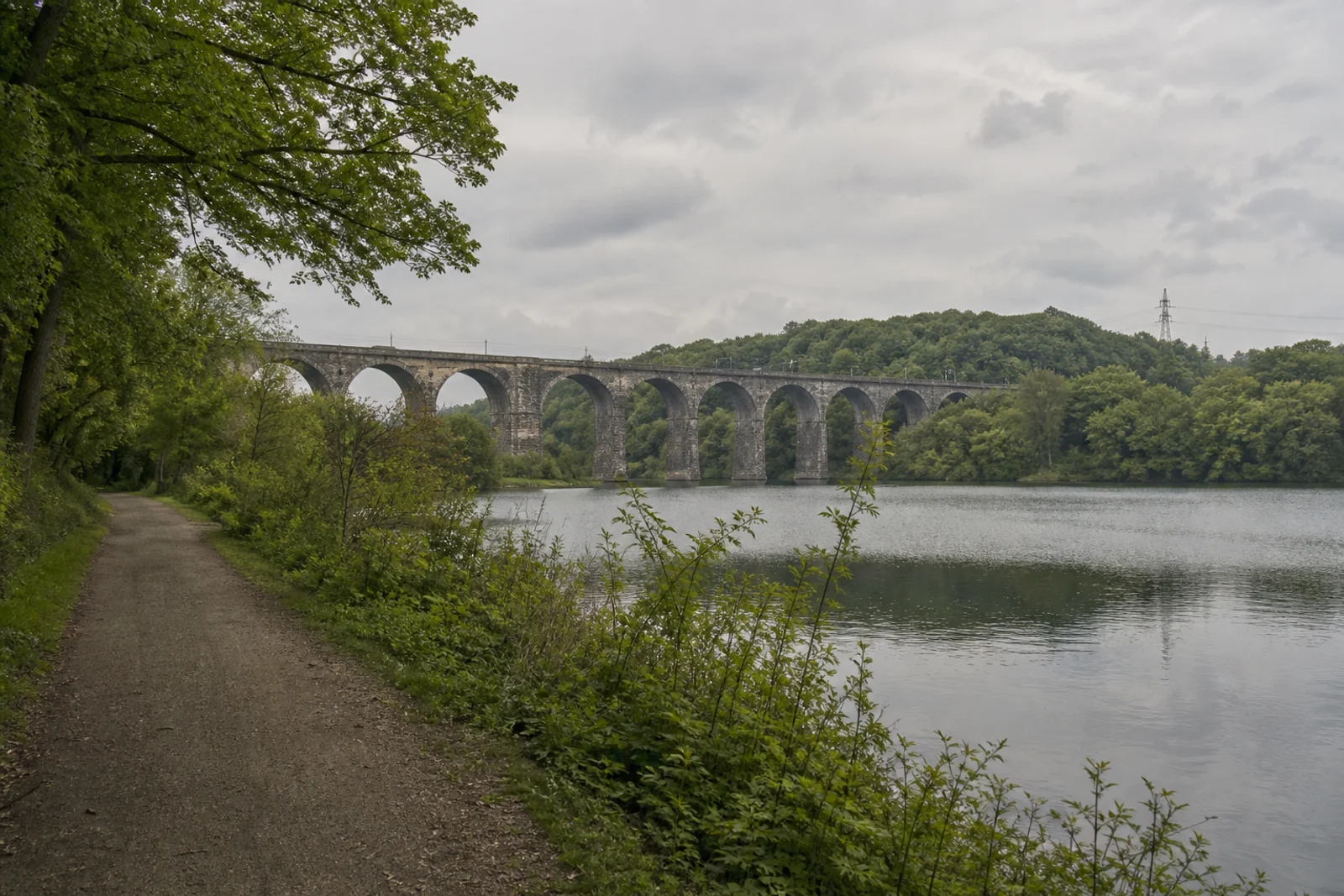 Sandsteinbögen des Ruhrviadukts über dem Harkortsee