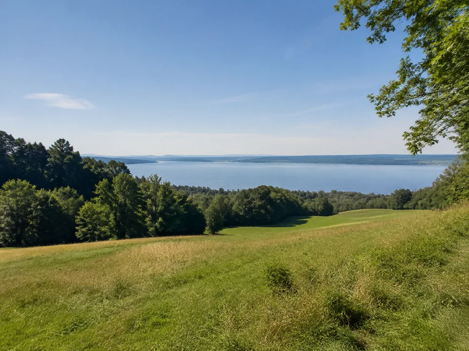 Breitbrunn am Ammersee: hügelige Wiesen über dem Ostufer, Laubwaldsäume und weiter Blick auf den See