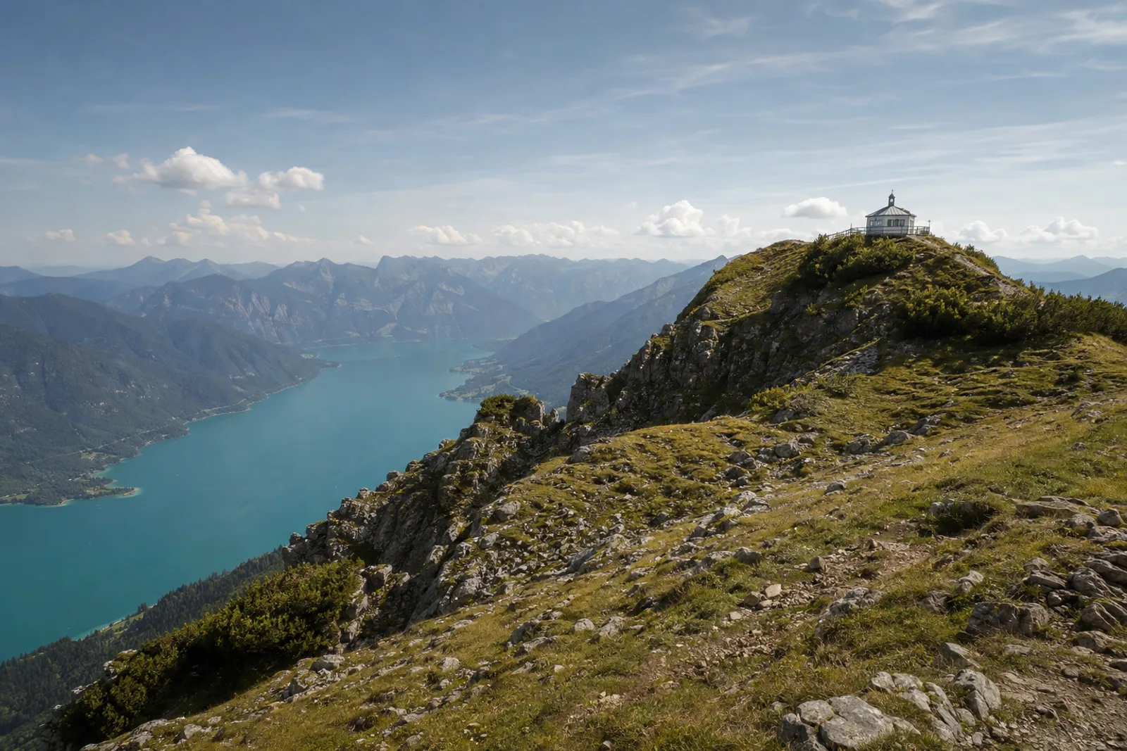 Herzogstand: Herzogstandbahn Talstation: Herzogstand: grasiger Aussichtsrücken hoch über dem türkisfarbenen Walchensee