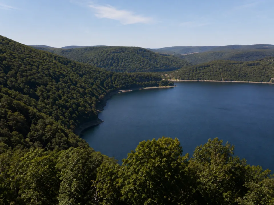 Edersee und Kellerwald: verzweigter Stausee unter alten Buchenhängen