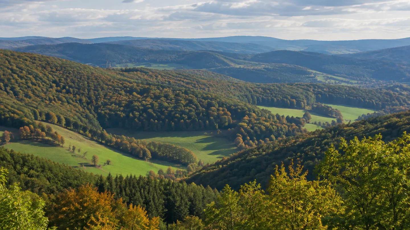 Hessen: Hessen: Hessische Mittelgebirge: weite Staffel bewaldeter Höhen mit offenen Tälern
