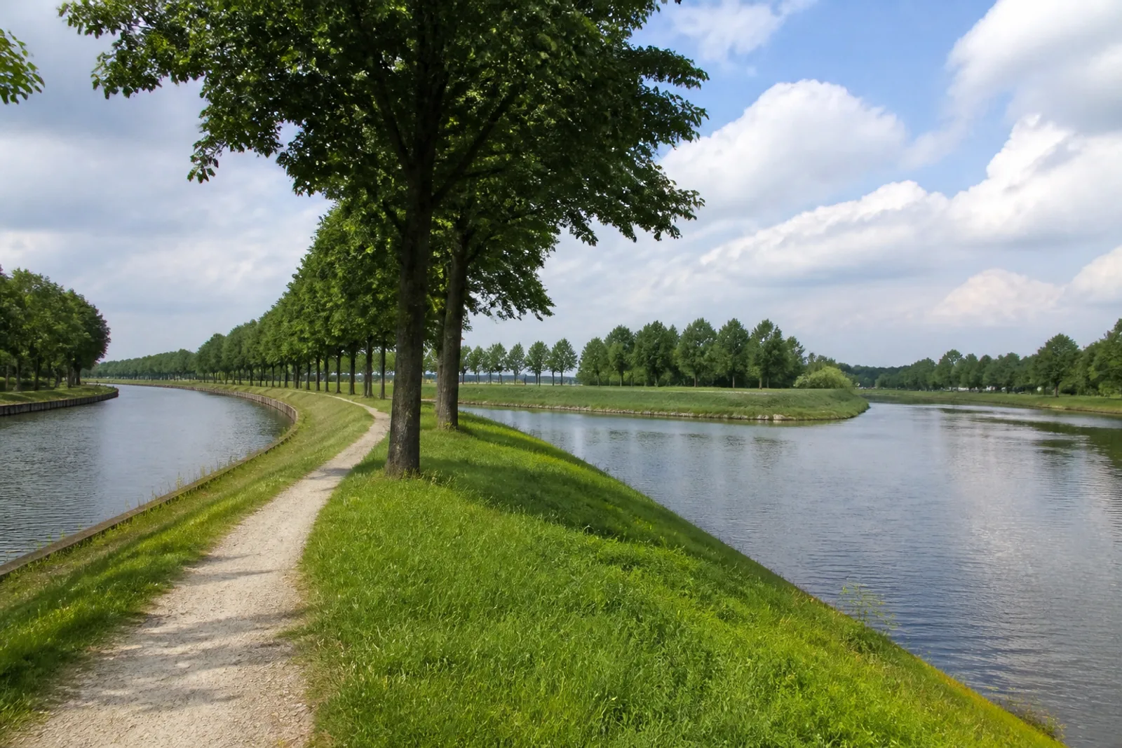 Kanalufer am Nassen Dreieck