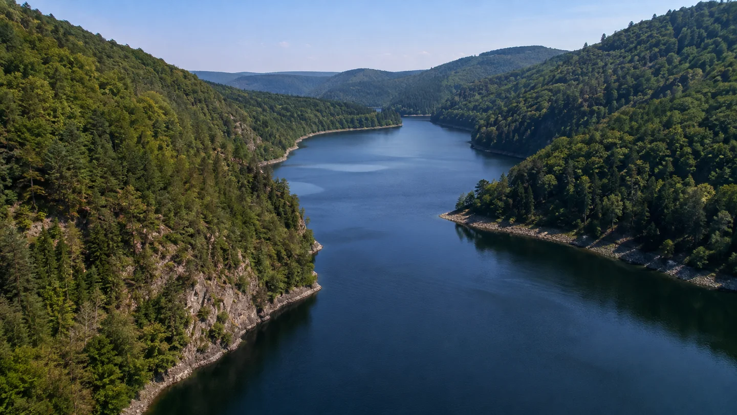 Hohenwarte-Stausee: Hohenwarte Sperrmauer: Hohenwarte-Stausee: Langer gewundener Stauseearm zwischen vollständig bewaldeten steilen Mittelgebirgshängen mit natürlichem felsigem Ufer, keine Alpen