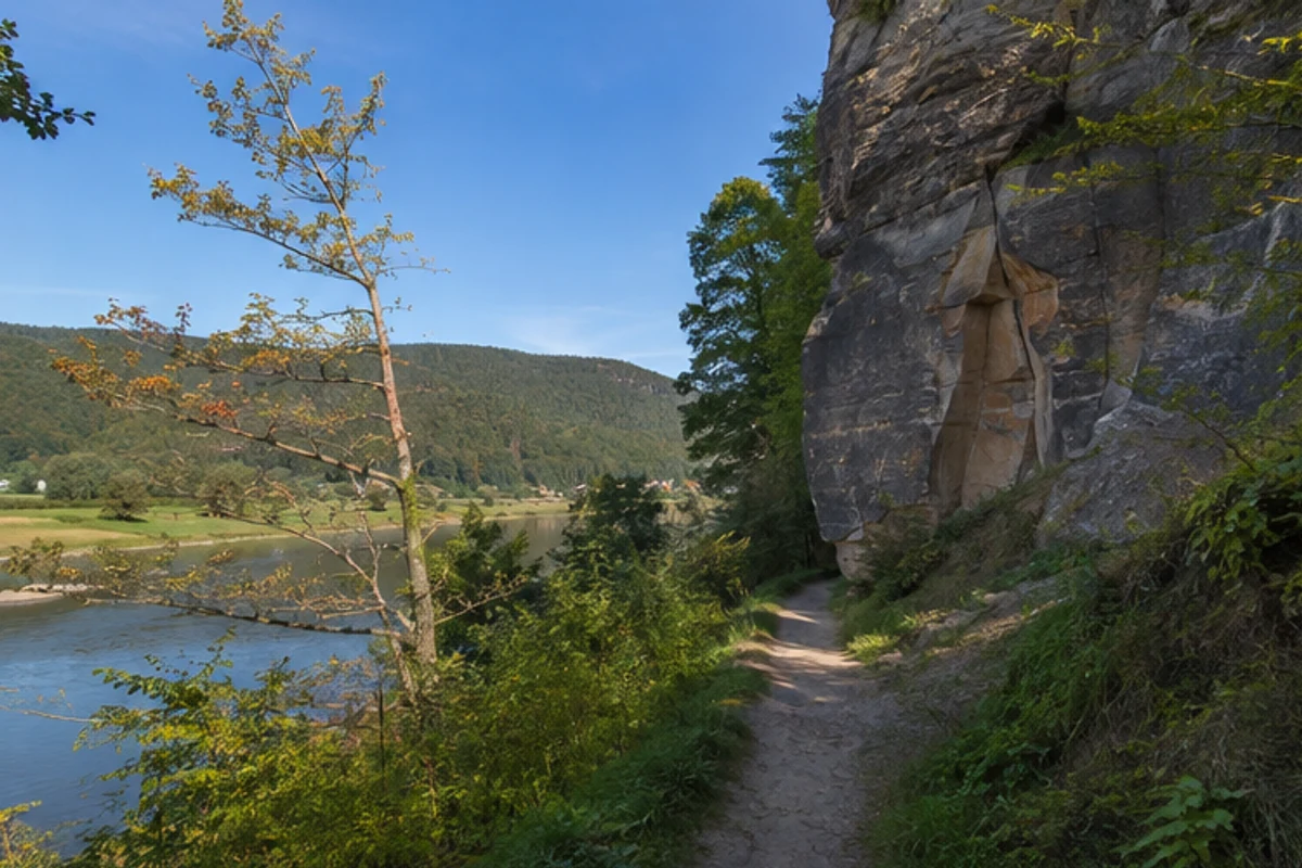 Elbtalzugang: westlicher Talraum unter bewaldeten Felsen