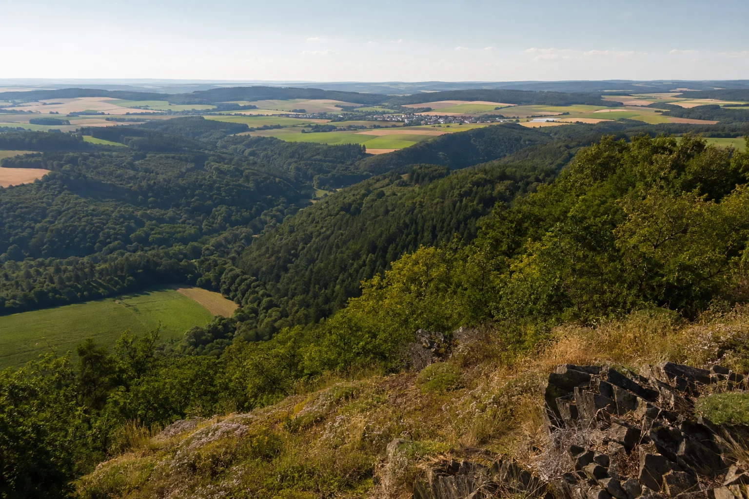 Vorderhunsrück: Felder, Waldinseln und tiefe Täler
