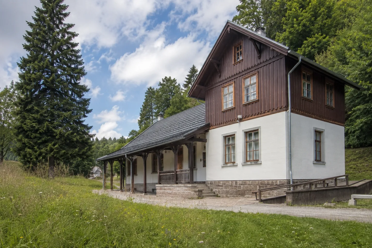 Bahnhof Rennsteig: historischer Bahnhof am Waldrand mit Bergwiese