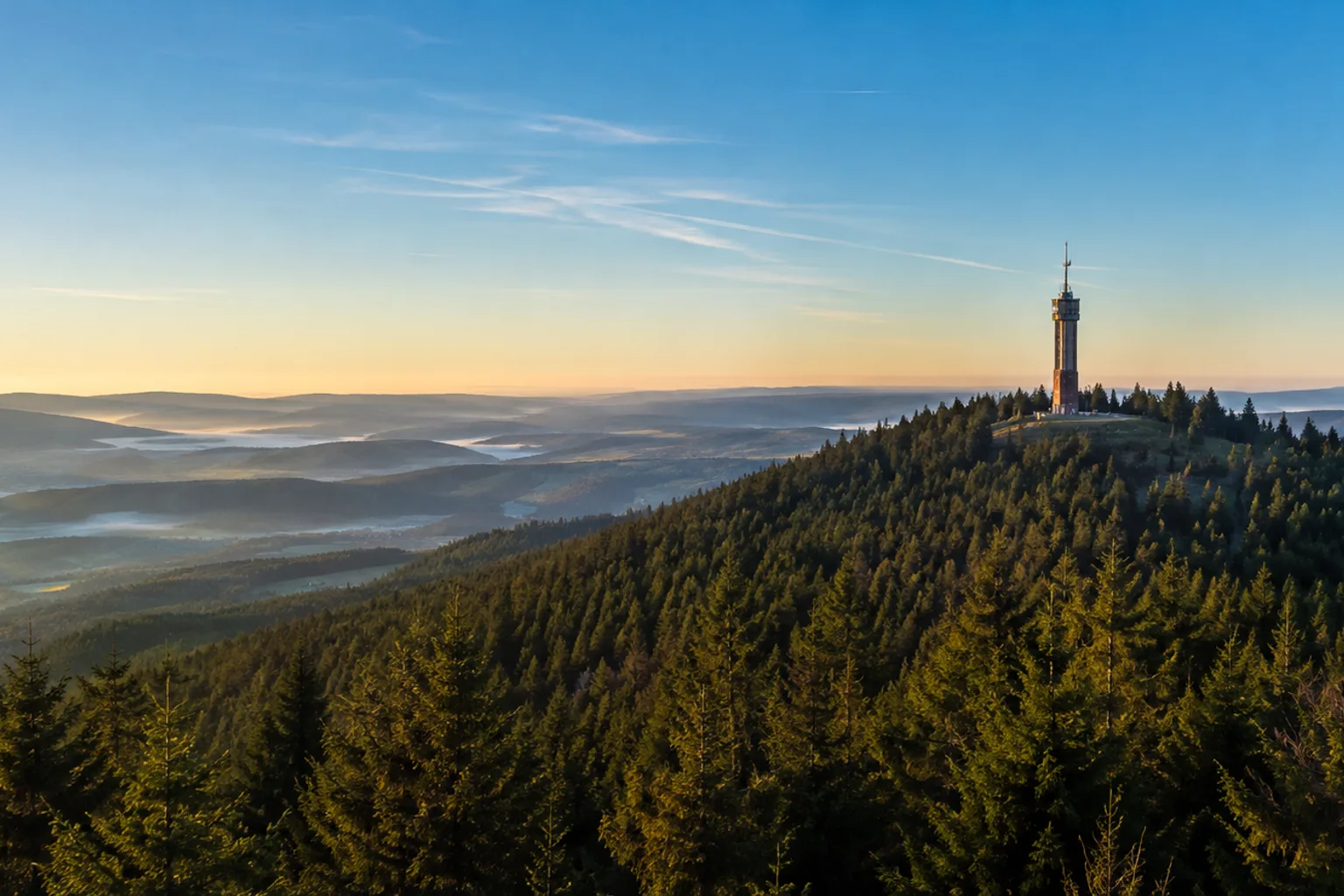 Ilmenau: Ilmenau: Kickelhahnturm über bewaldetem Bergrücken mit Blick ins Ilmtal