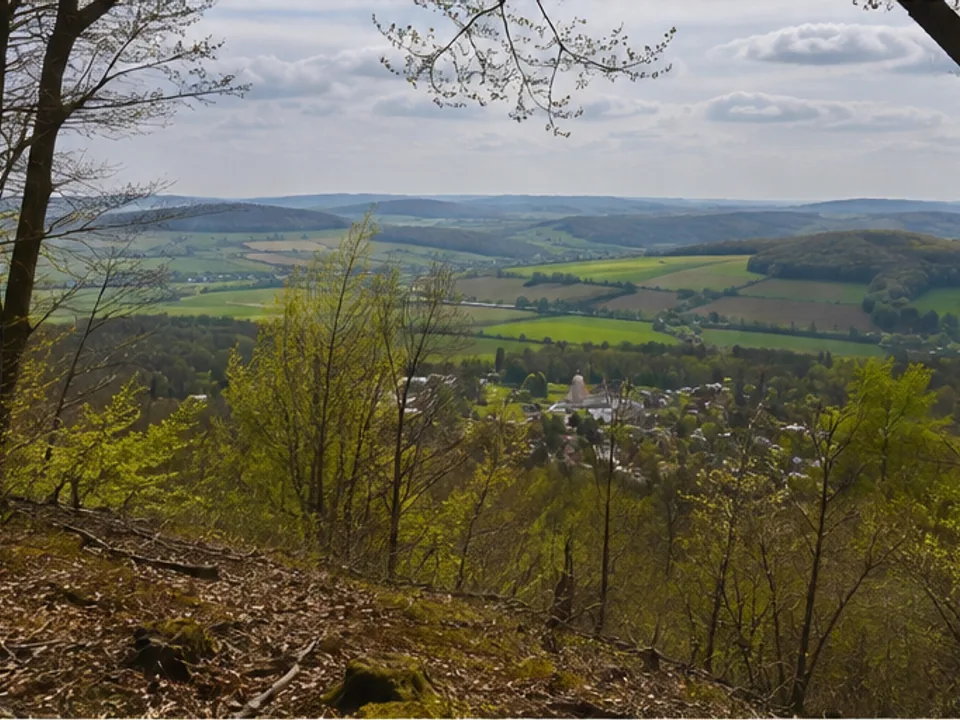 Lauensteiner Ith: Waldhang mit weitem Blick ins Leinebergland