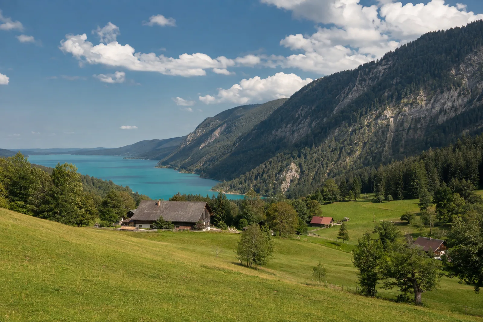 Sachenbach: Bauernhöfe und Uferwiesen am türkisfarbenen Walchensee