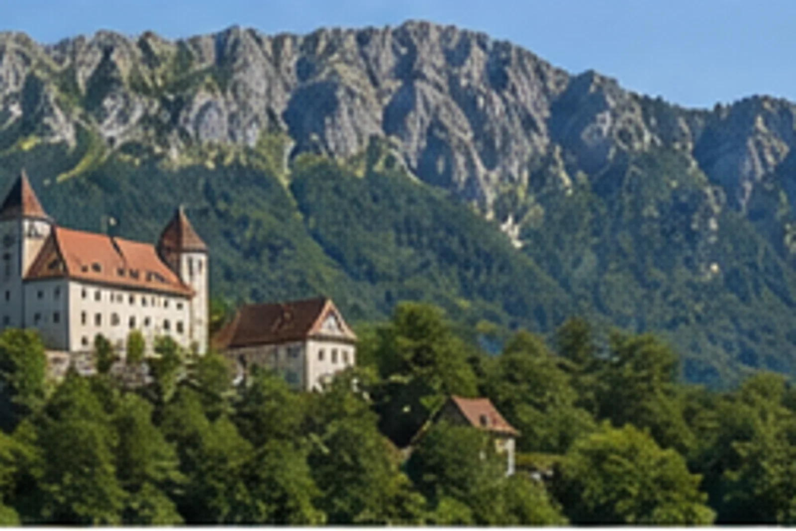 Hohenaschau: Schloss und bewaldeter Bergfuß unter dem Felskamm