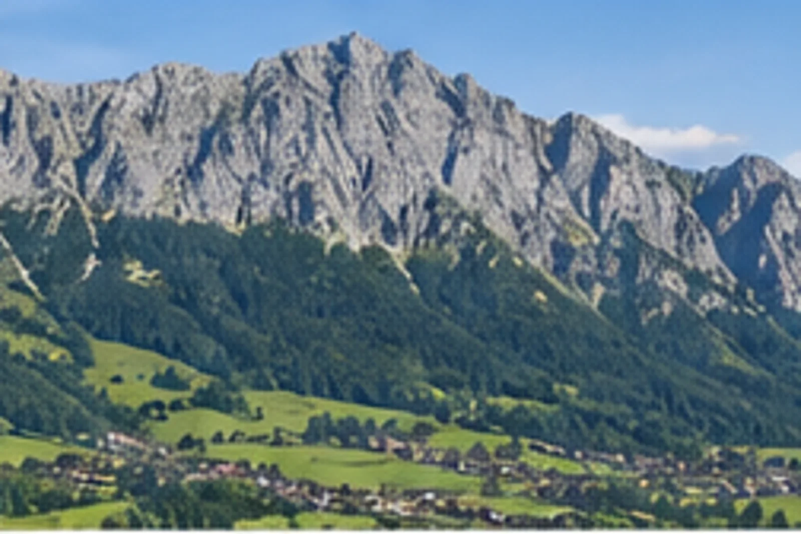 Kampenwand: Kampenwand-Zugänge: Kampenwand: markanter grauer Felskamm über grünen Prientalwiesen