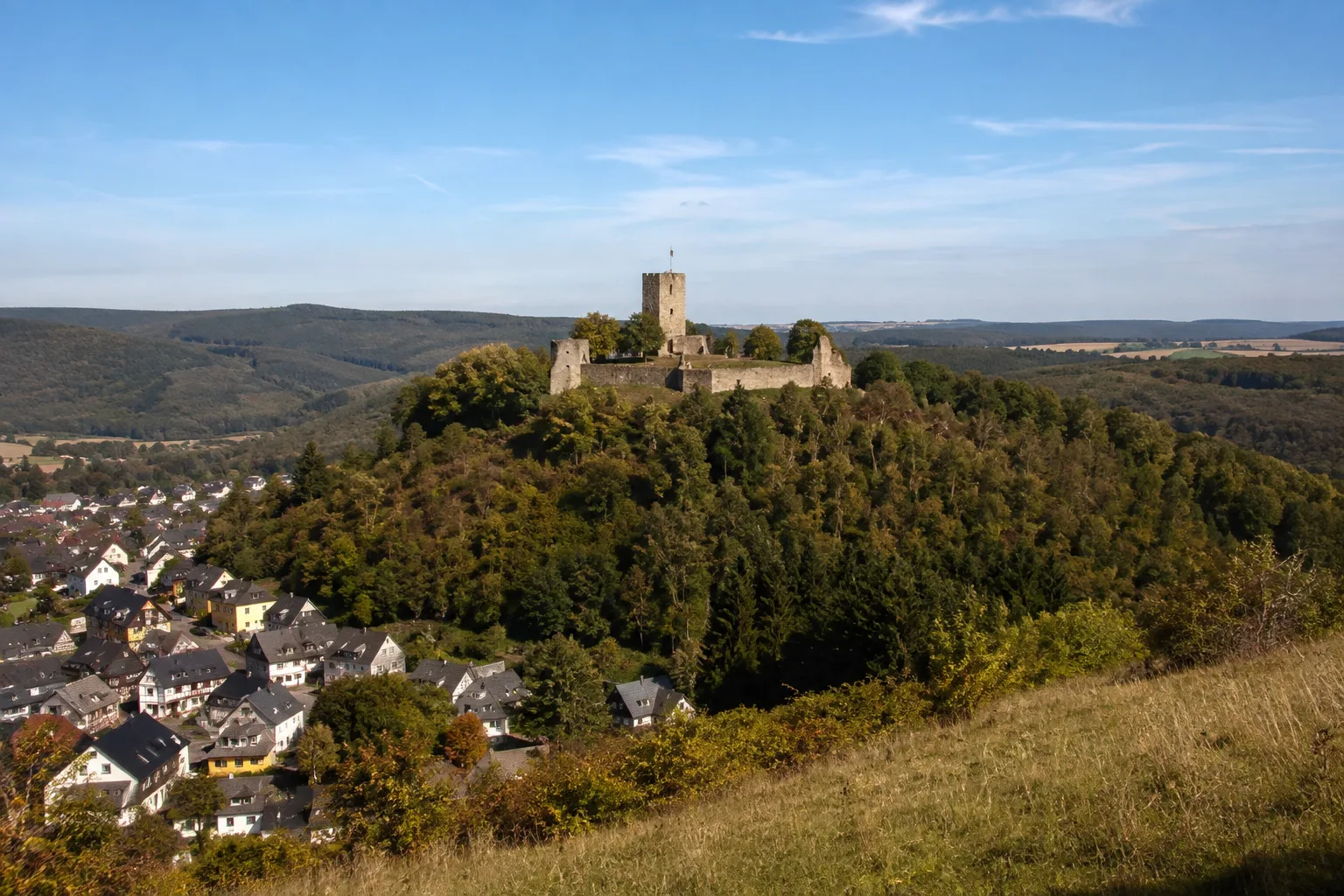 Kastellaun: Burg Kastellaun: Kastellaun: Burgruine über Altstadt und bewaldeter Hunsrückhochfläche