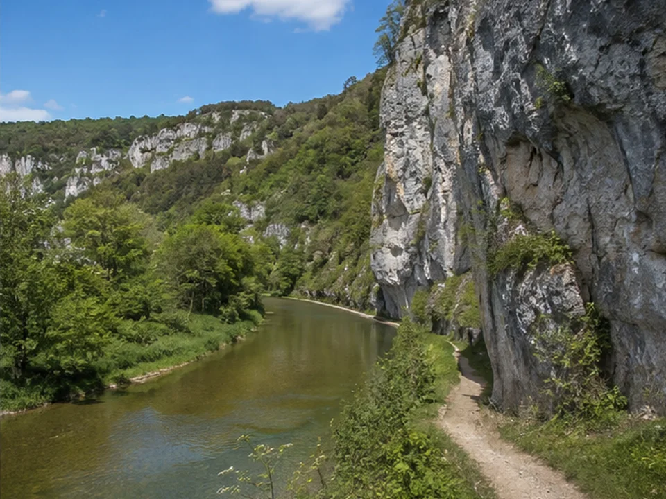 Essinger Tal: Altmühlweg zwischen hellen Jurafelsen
