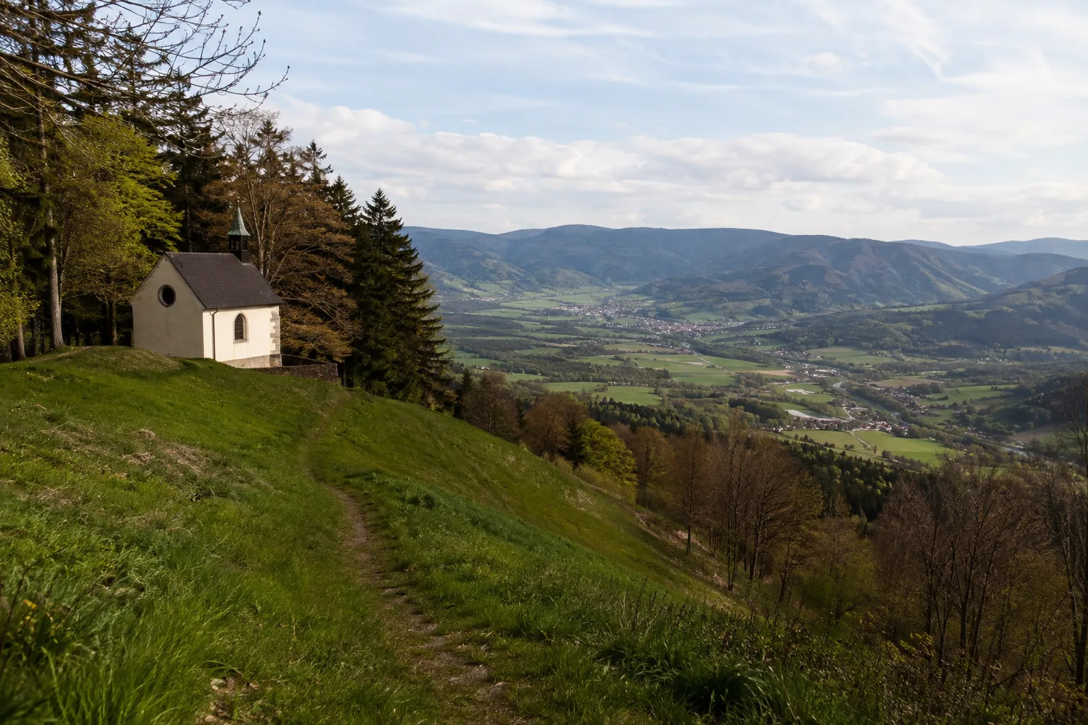 Giersberg und Burg: Kapelle und Waldhänge über dem Tal
