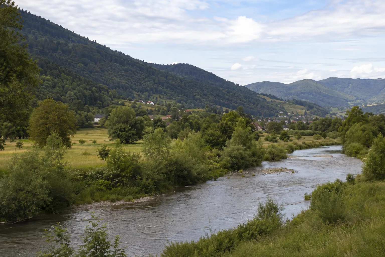 Kirchzarten: Kirchzarten: offenes Dreisamtal mit Wiesen, Dorf und steil ansteigendem Schwarzwald