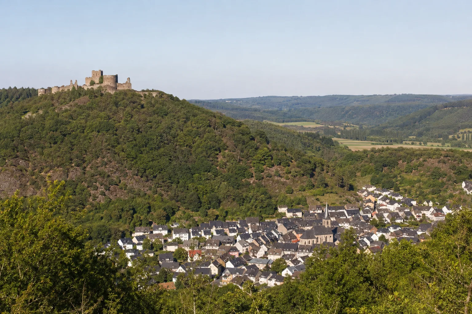 Kirn: Kirn Marktplatz: Kirn: Kyrburg über der Stadt zwischen Felsen und bewaldeten Hängen