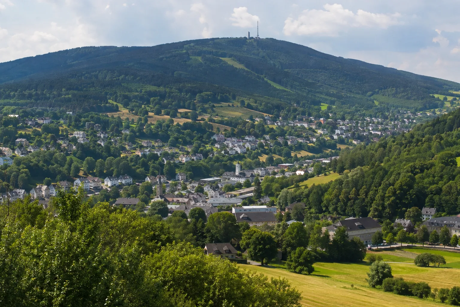Klingenthal: Klingenthaler Musikwinkel: Bergstadt im grünen Tal unter bewaldetem Aschberg