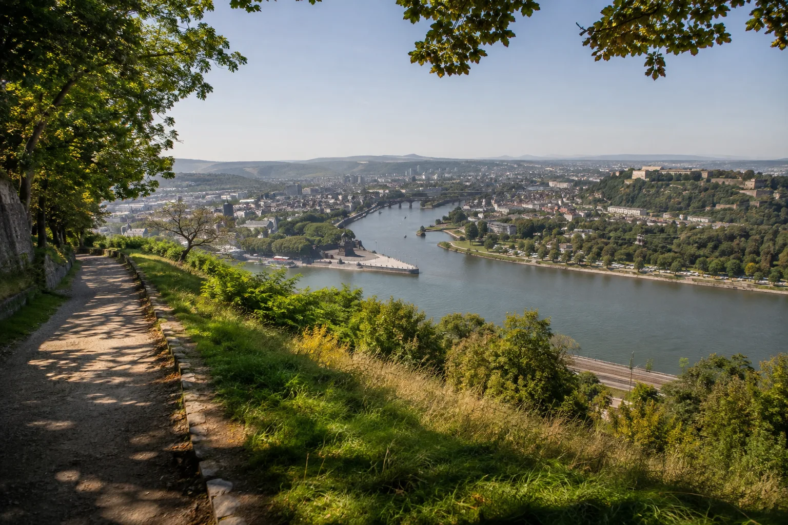 Koblenz: Koblenz: Rhein-Mosel-Zusammenfluss zwischen bewaldeten Höhen