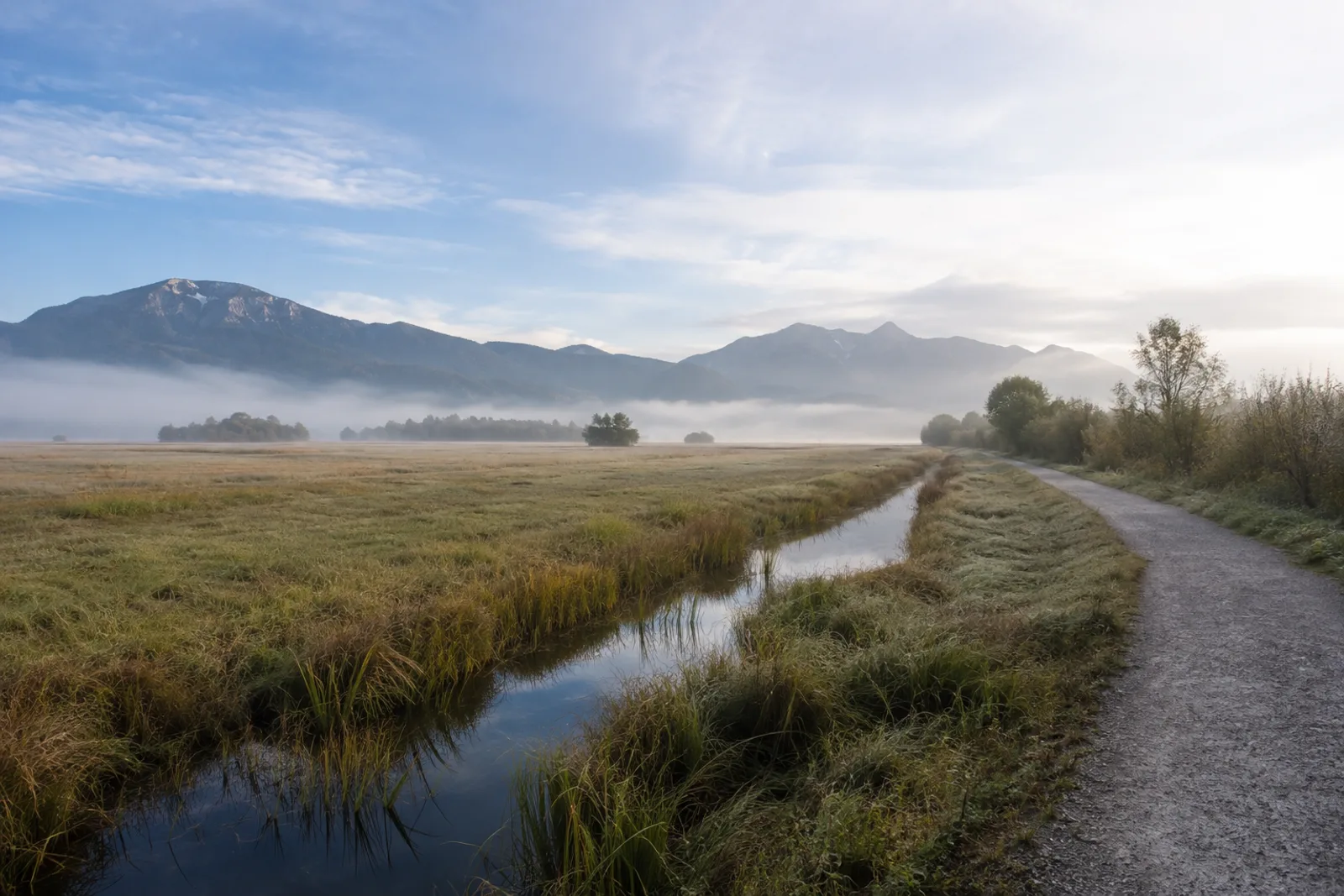 Loisachmoor: weite Feuchtwiesen mit Wassergräben und Alpenhorizont