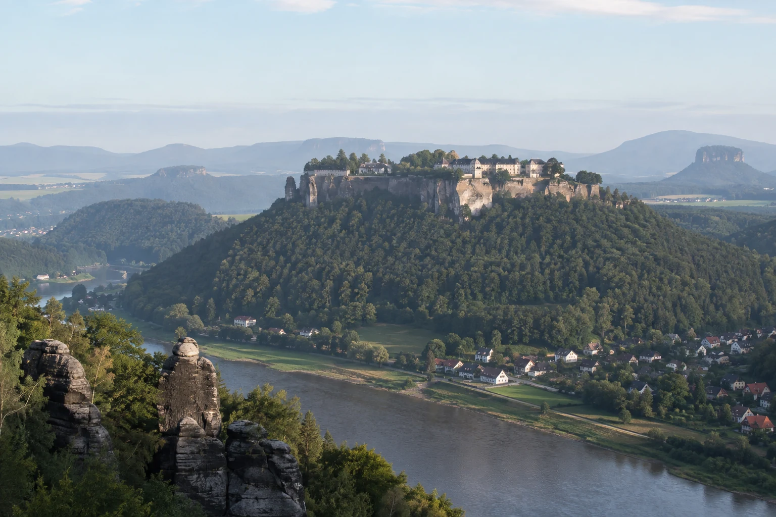 Königstein: Königstein: Festungsplateau über dem Elbtal