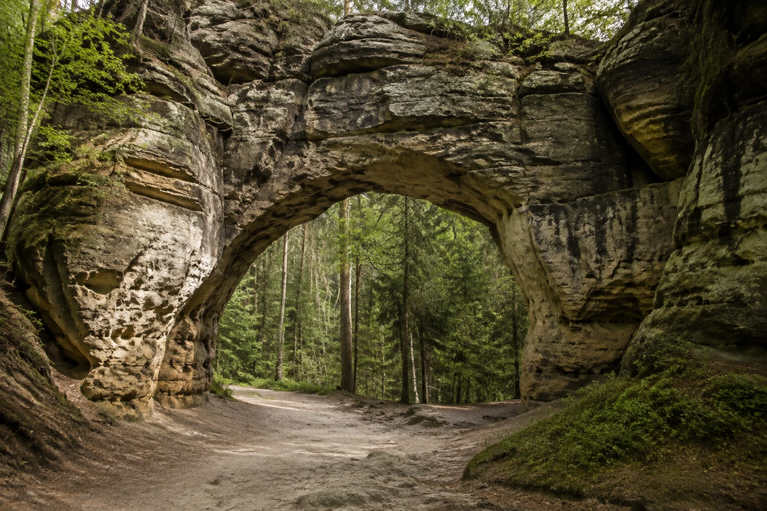 Kuhstall: natürliches Felsentor im hinteren Nationalpark