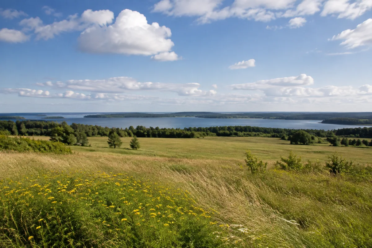 Offene Felder bei Meesiger mit weitem Blick zum Kummerower See