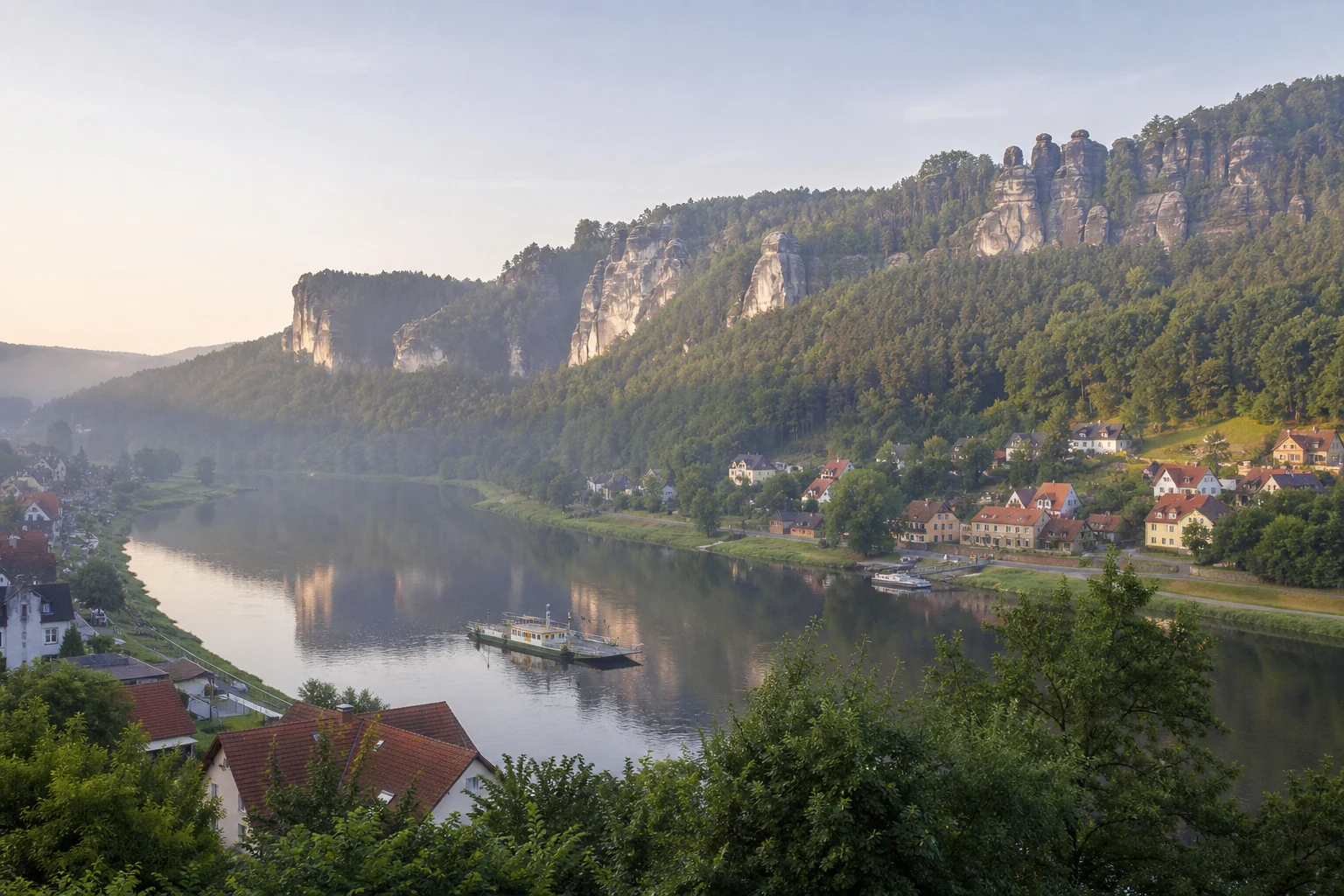 Kurort Rathen: Kurort Rathen: Fährort an der Elbe unter bewaldeten Felsen