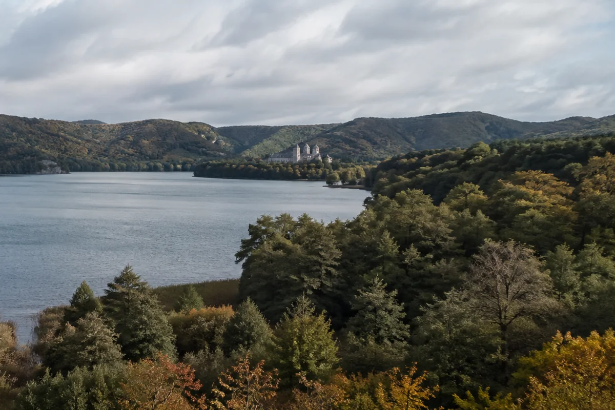 Vulkanregion: Wald- und Wiesenhänge am See