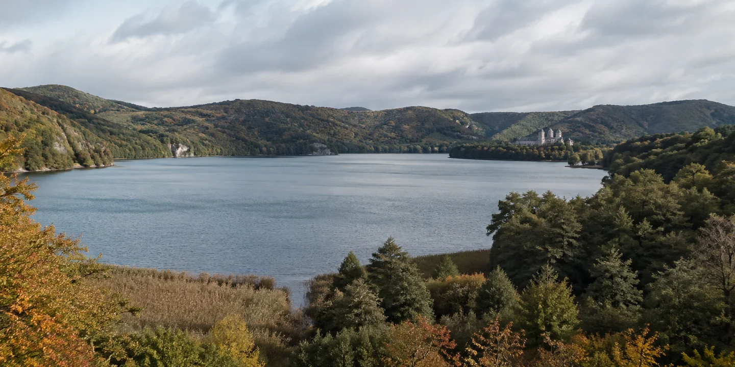 Laacher See: Maria Laach: Laacher See: weiter Calderasee unter bewaldetem Kraterrand