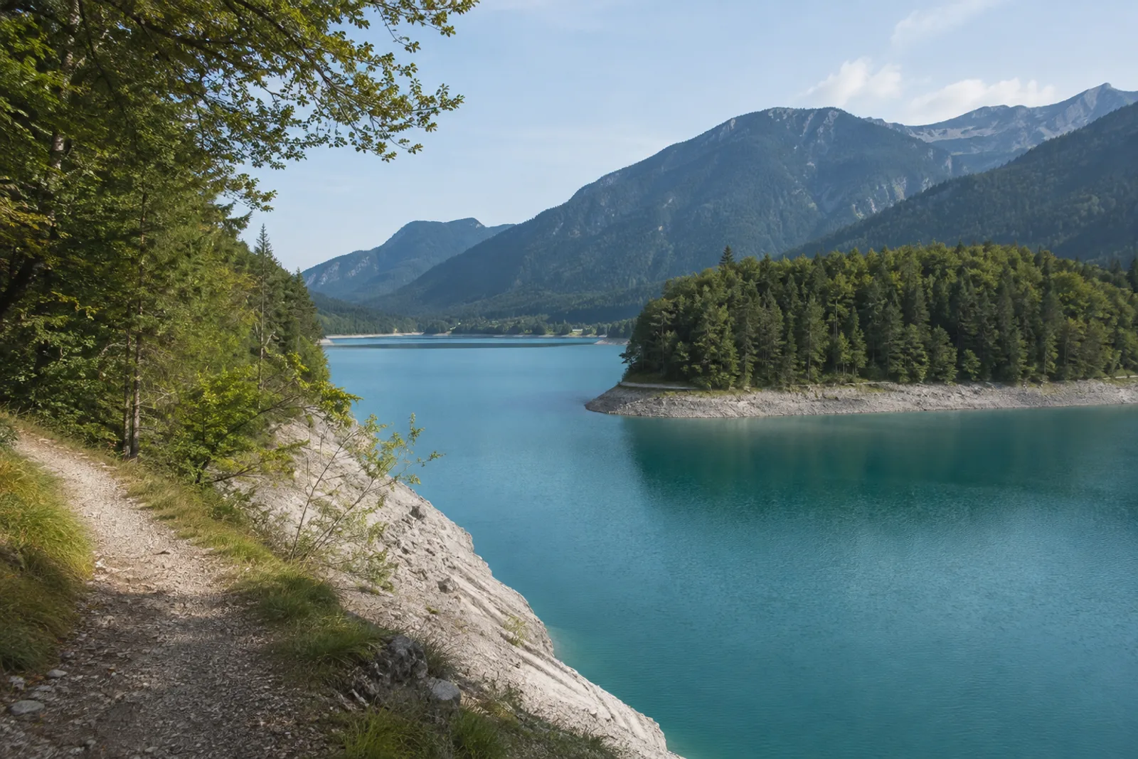 Sylvensteinsee: türkisfarbener Stausee zwischen dicht bewaldeten Hängen