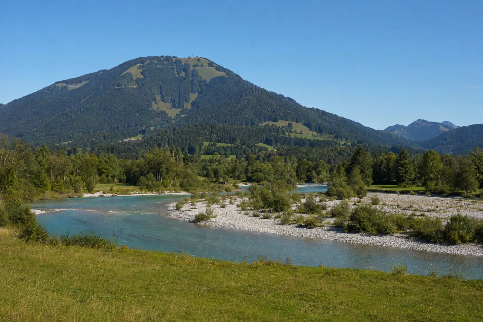 Lenggries: Lenggrieser Isarwinkel: breite türkisfarbene Isar mit Kiesbänken vor Brauneck