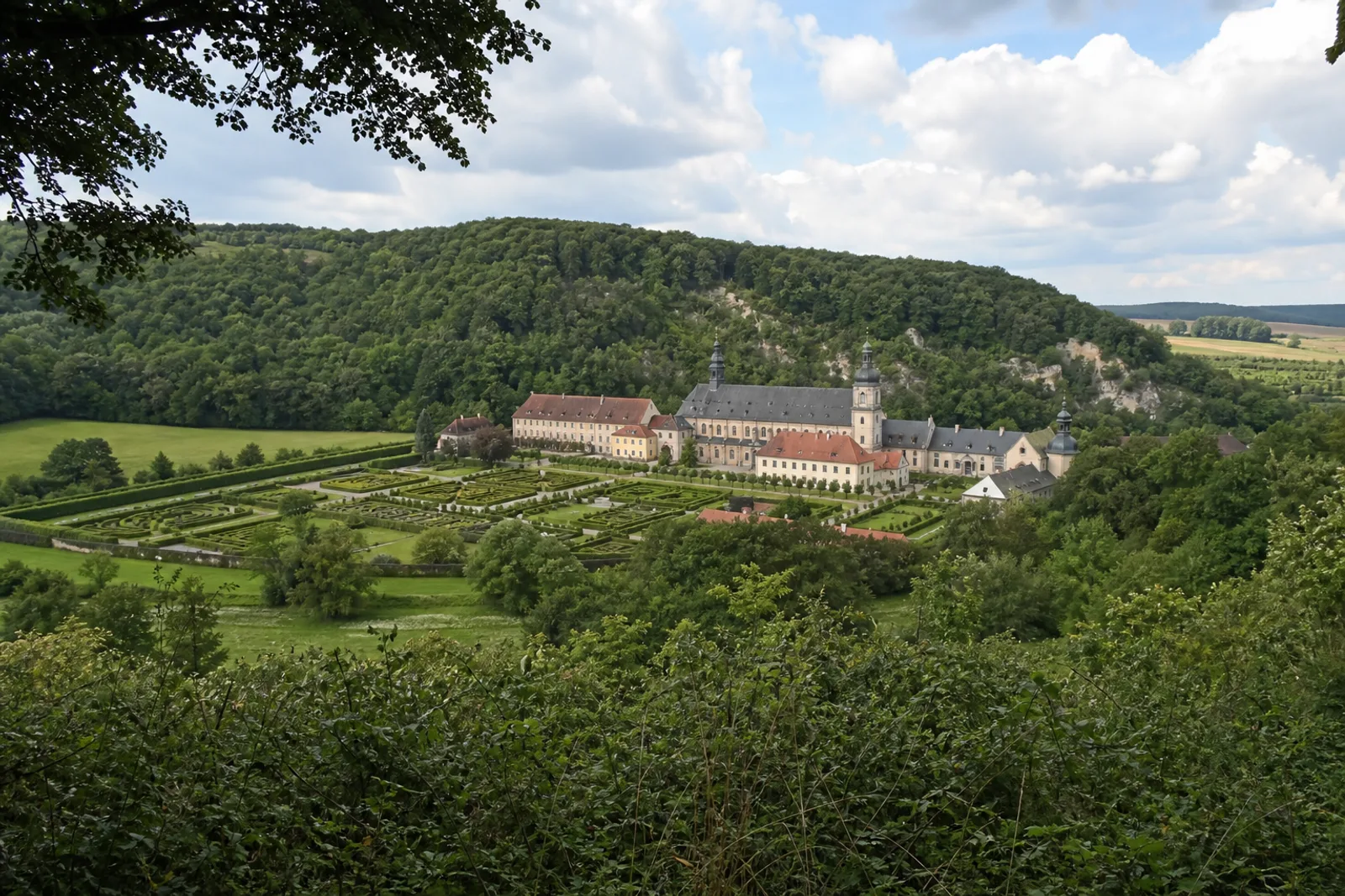 Lichtenau: Kloster Dalheim in grüner Hügellandschaft