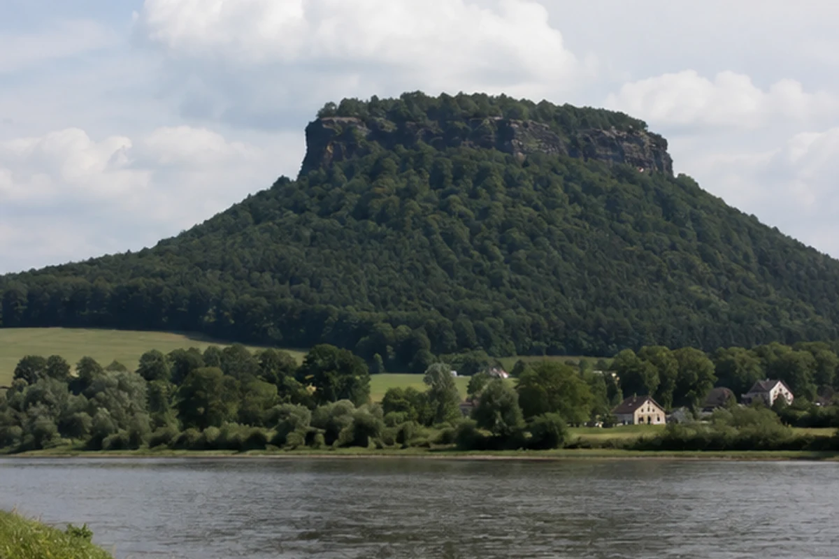 Lilienstein: Waltersdorf: Lilienstein: isolierter bewaldeter Tafelberg über der Elbe