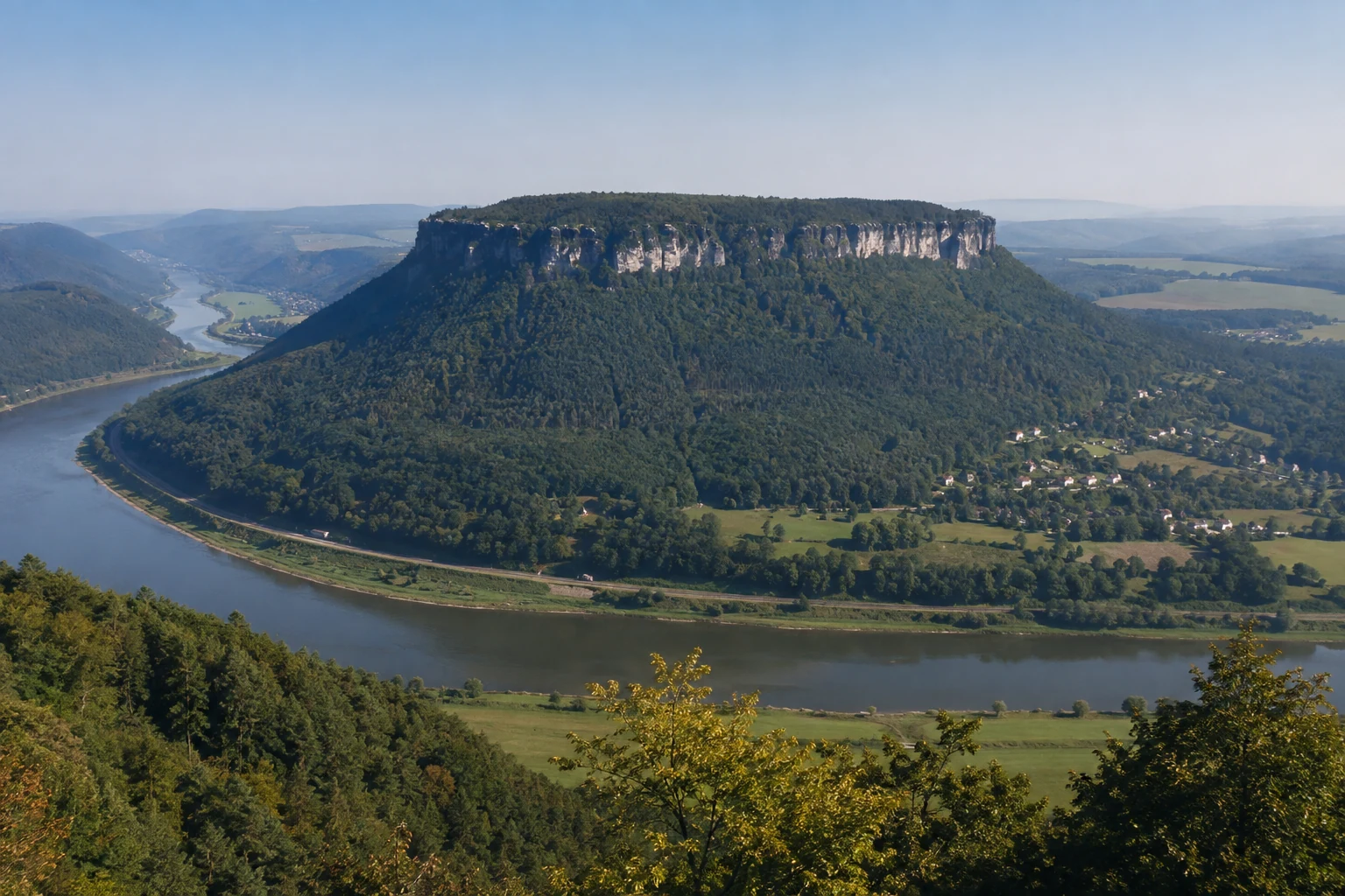 Lilienstein: isolierter Tafelberg rechts der Elbe