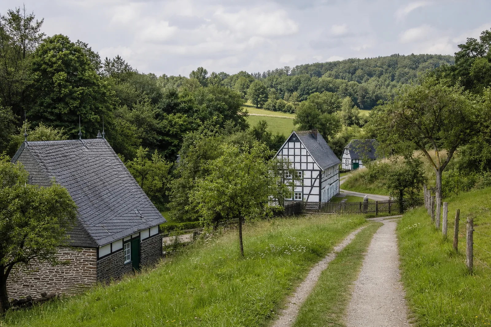 Ländlicher Wanderweg beim Freilichtmuseum Lindlar