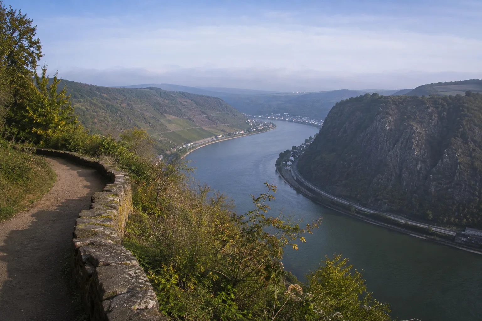 Loreley: Loreley-Plateau: Loreley: markantes Felsplateau über der engen Rheinkurve