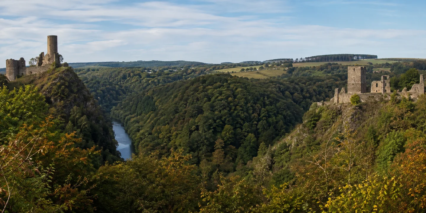 Manderscheid: Manderscheider Burgen: Ober- und Niederburg über dem bewaldeten Liesertal