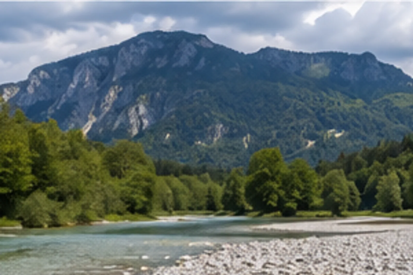 Marquartstein: Marquartstein im Achental: Tiroler Ache, Wiesen und bewaldete Hochplattenhänge
