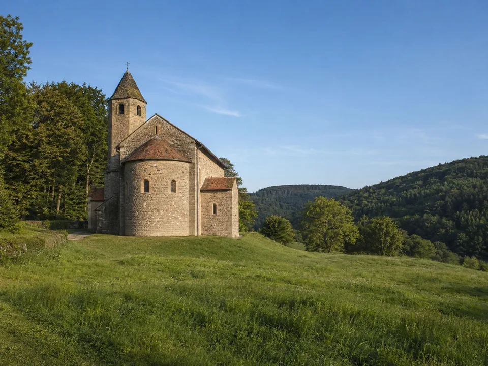 Steinbach: romanische Basilika am offenen Talrand