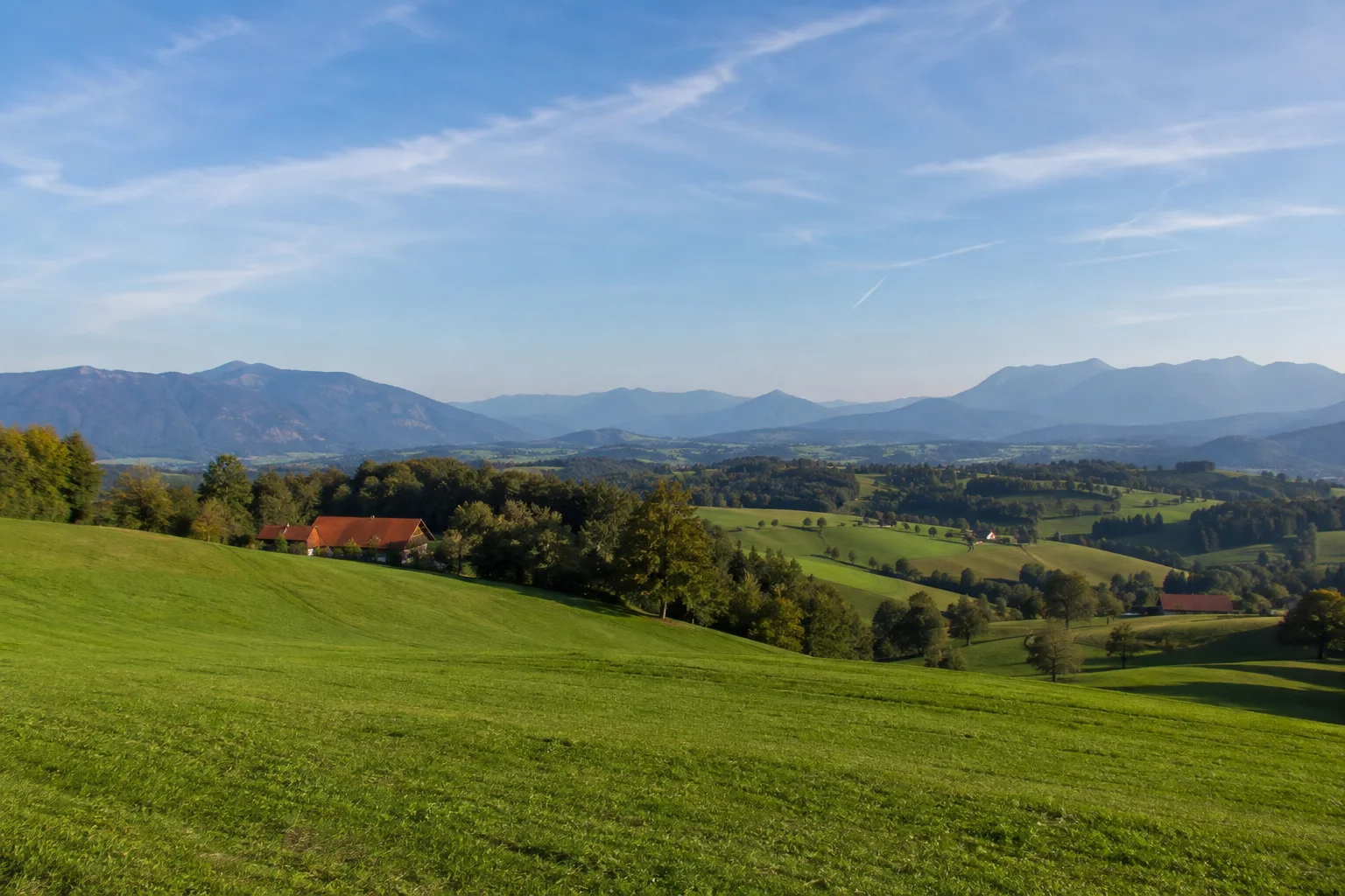 Parsberg bei Miesbach: hügelige Weiden mit vereinzelten Höfen und entfernten Voralpen