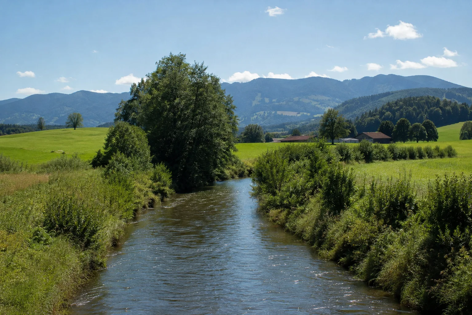 Miesbach: Miesbach: schmale Schlierach mit grünen Ufern im oberbayerischen Hügelland