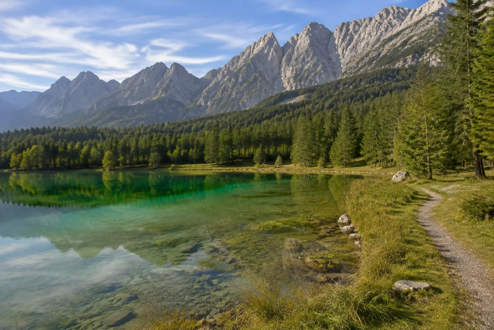 Lautersee: klarer kleiner Bergsee mit Wiesen und Wettersteinblick