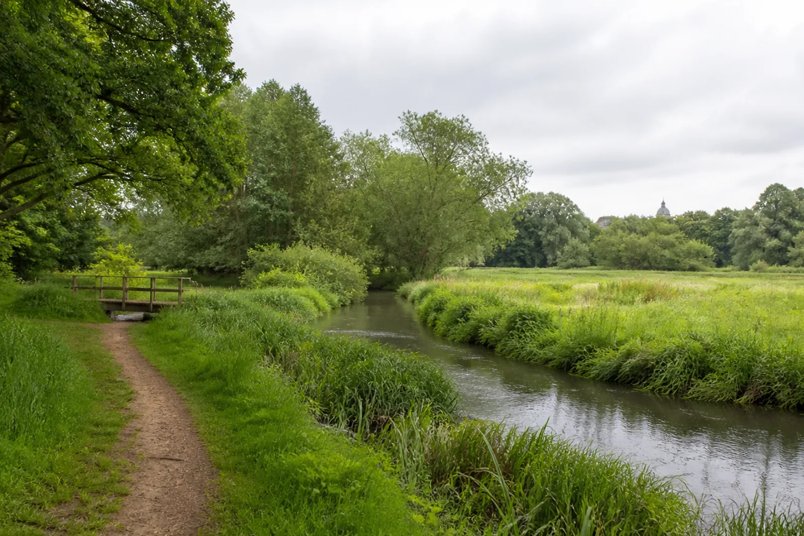 Fußweg und kleine Brücke an der Niersaue bei Schloss Rheydt in Mönchengladbach