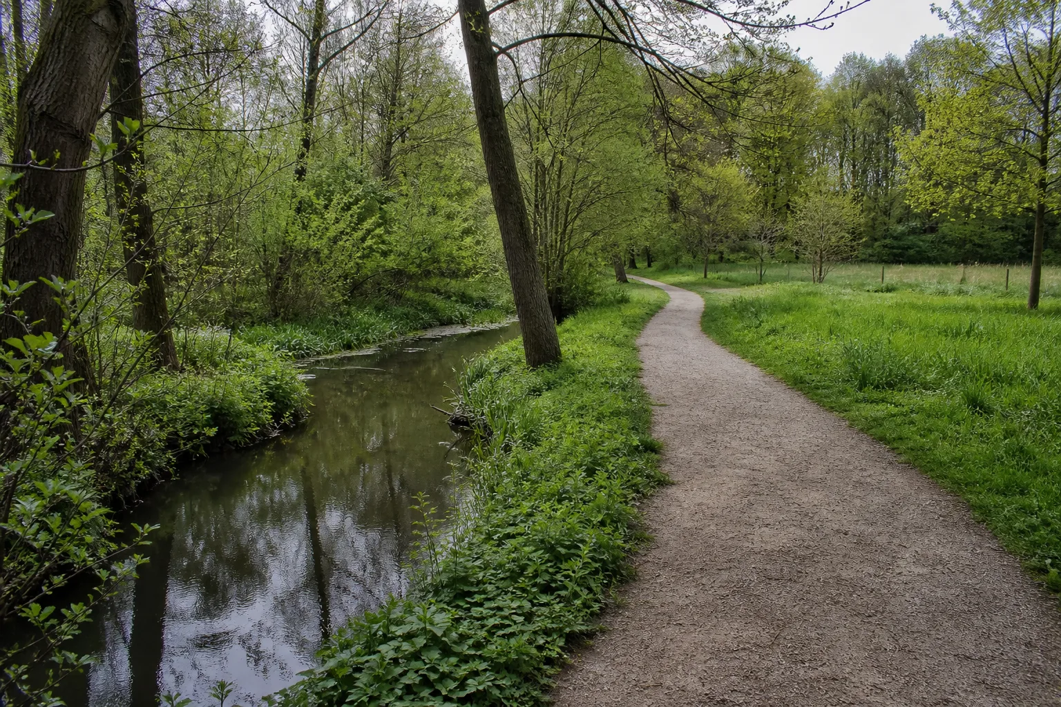 Weg entlang des Moersbachs am Jungbornpark in Moers