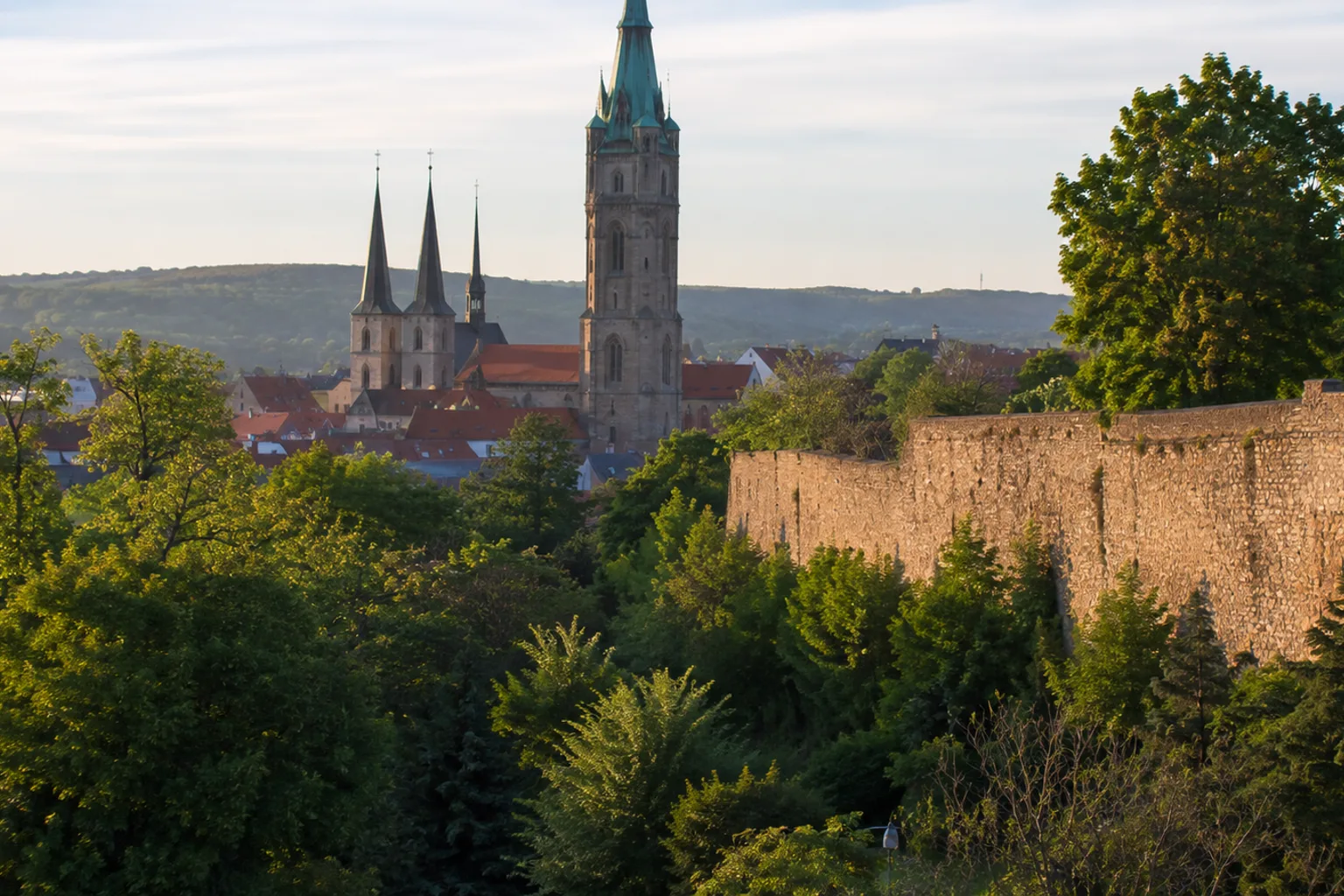 Mühlhausen (Thüringen): Mühlhausen: mittelalterliche Stadtmauer und Türme vor grünem Stadtrand